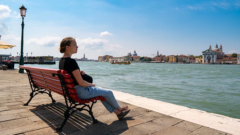 图为Emily Yen '21坐在意大利的长椅上