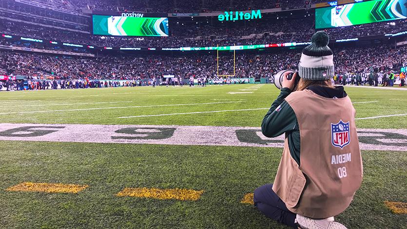 Photo of Gabriella 里恰尔迪 '20 photographing Jets game