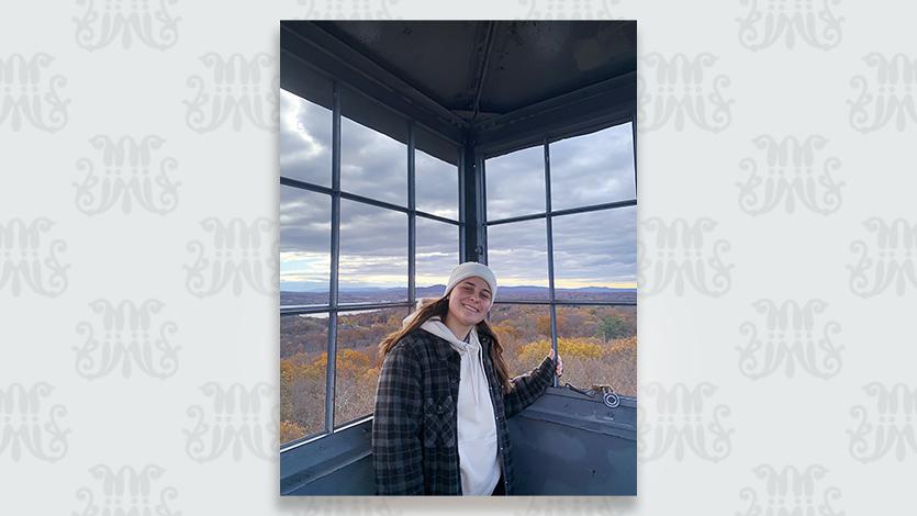 24岁的海莉·梅里尔在芬克利夫塔顶部的照片