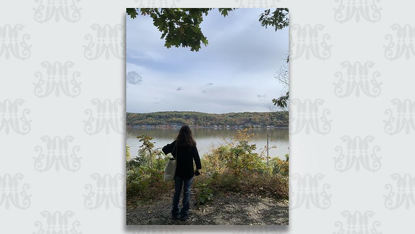 萨拉·拉比诺维茨在弗恩托尔看着哈德逊河的照片.