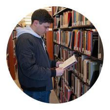 图为一名学生在詹姆斯a. Cannavino图书馆.